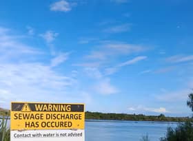 Sewage discharge warning sign at Buller River, Westport